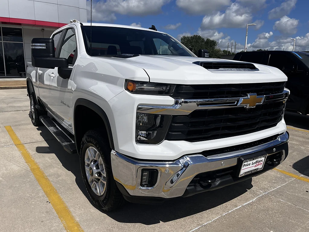Used 2025 Summit White Chevrolet LT image 1
