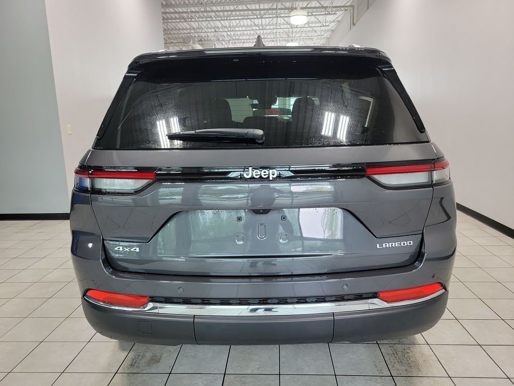 New 2026 Baltic Gray Metallic Clear-Coat Exterior Paint Jeep Laredo X image 6