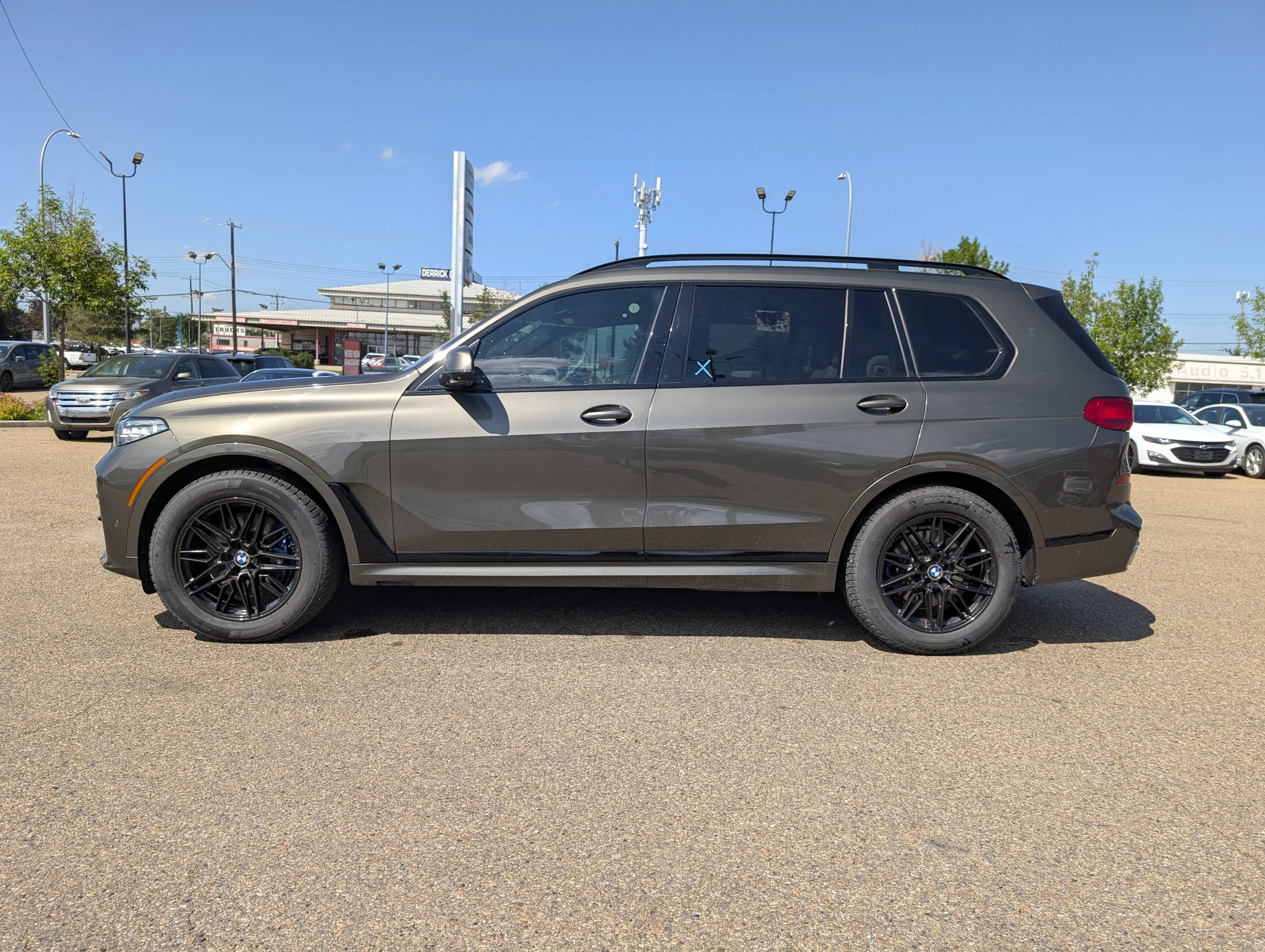 Used 2022 Manhattan Metallic BMW xDrive40i image 3