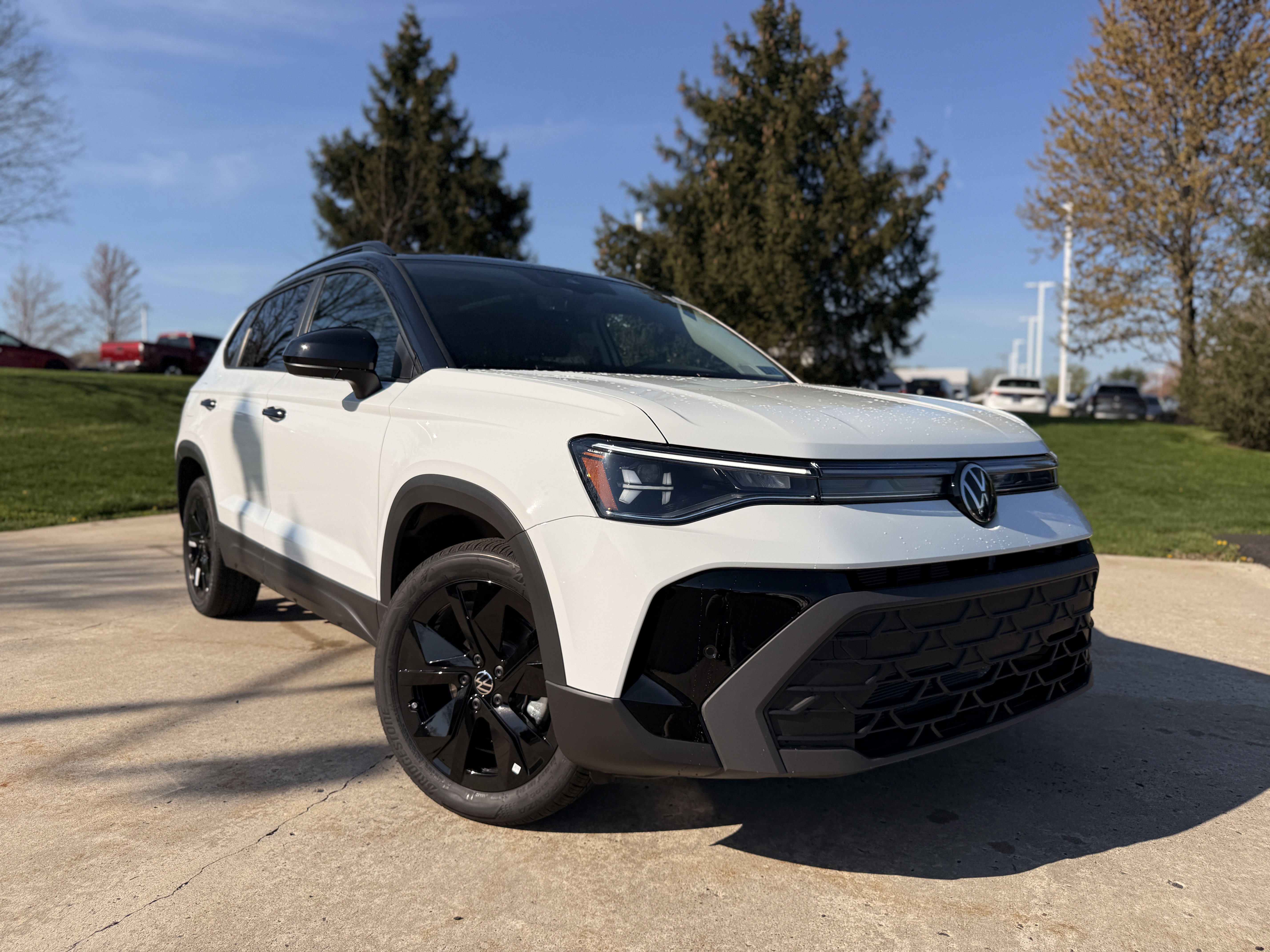 New 2026 Pure White w/Deep Black Roof Volkswagen SE Black image 16