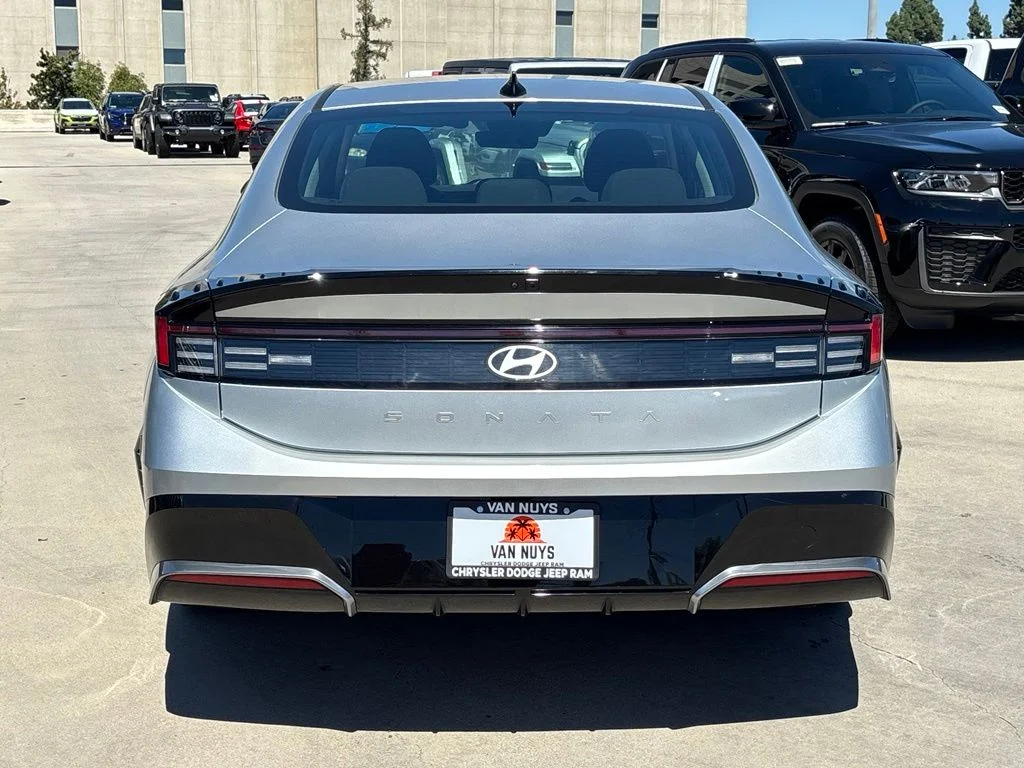 Used 2025 Aero Silver Hyundai SEL image 5