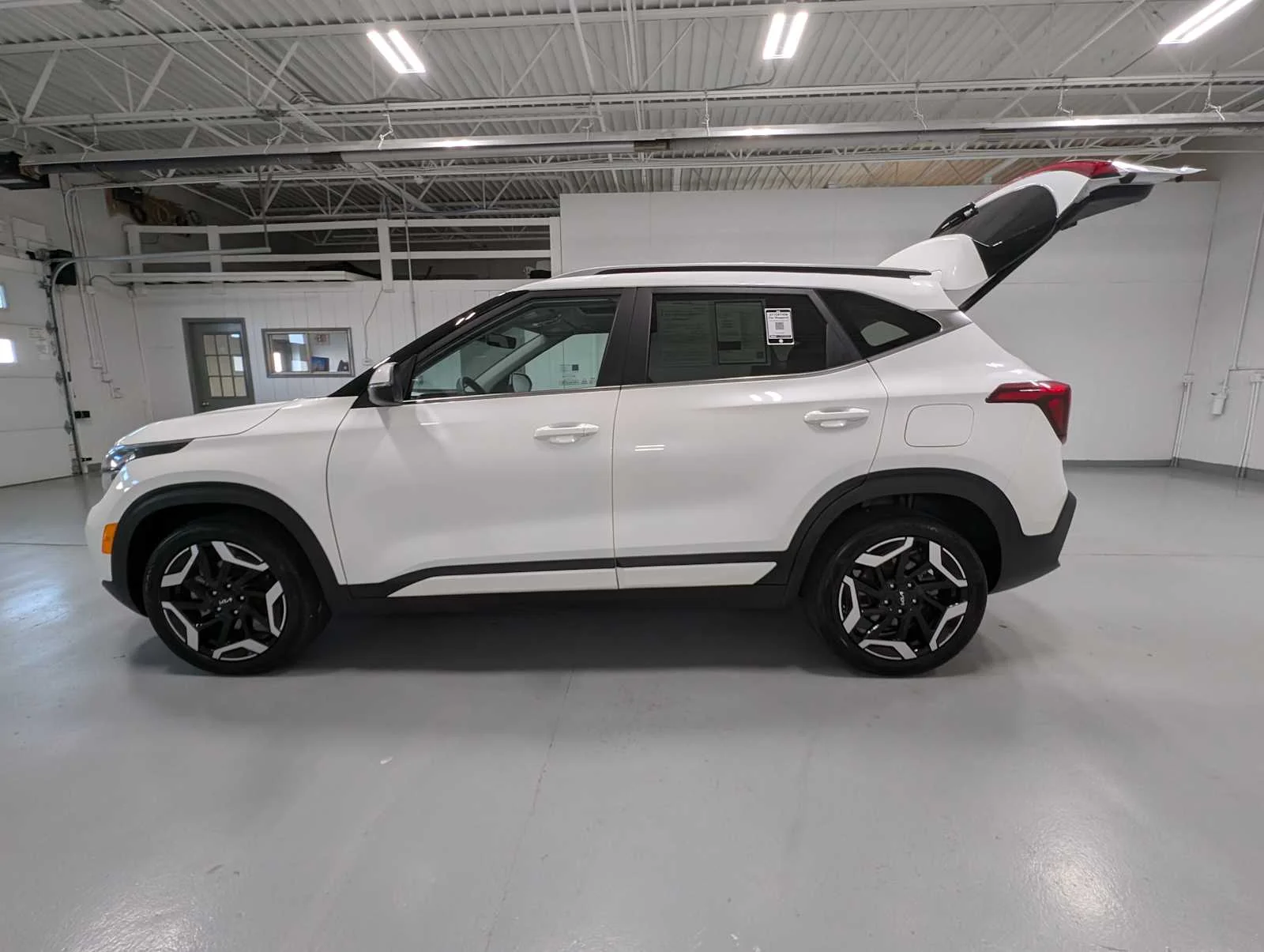 Used 2024 Snow White Pearl Kia SX image 12