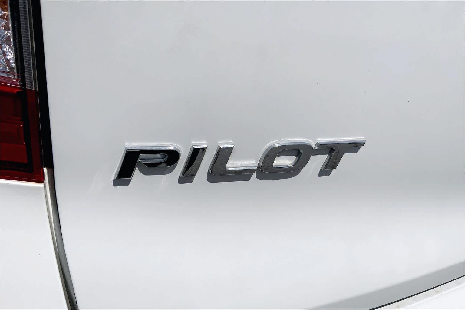 Used 2021 Platinum White Pearl Honda Touring 8-Passenger image 31