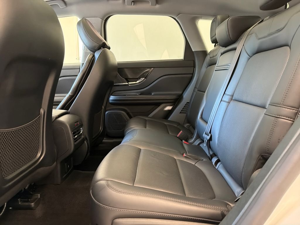 Used 2022 White Lincoln Standard image 29