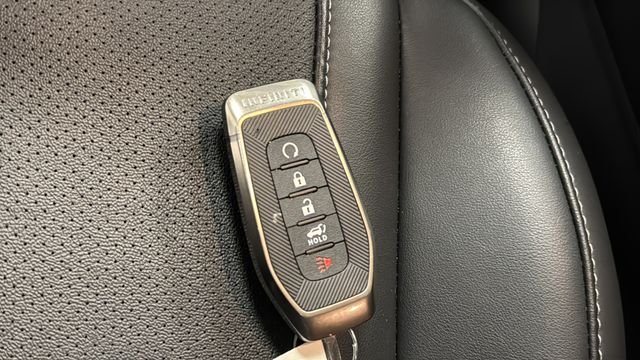 Used 2025 Majestic White INFINITI LUXE image 36