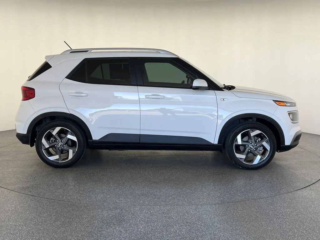 Used 2023 White Hyundai SEL image 2