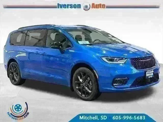 New 2026 Hydro Blue Pearl-Coat Exterior Paint Chrysler Select image 1