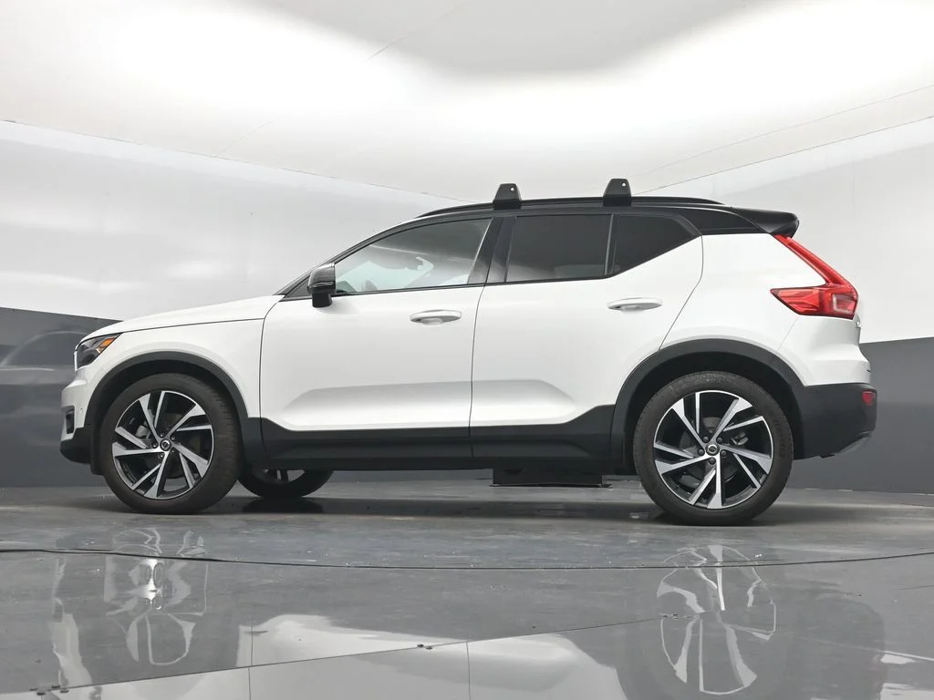 Used 2022 White Volvo R-Design image 15