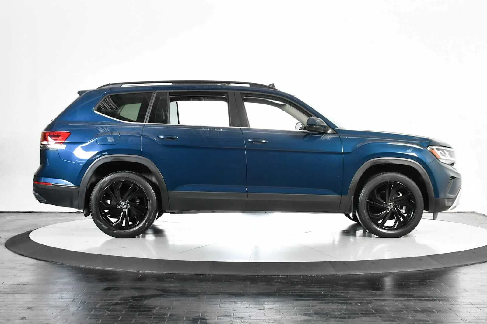 Used 2022 Tourmaline Blue Metallic Volkswagen 2.0T SE w/Technology image 7