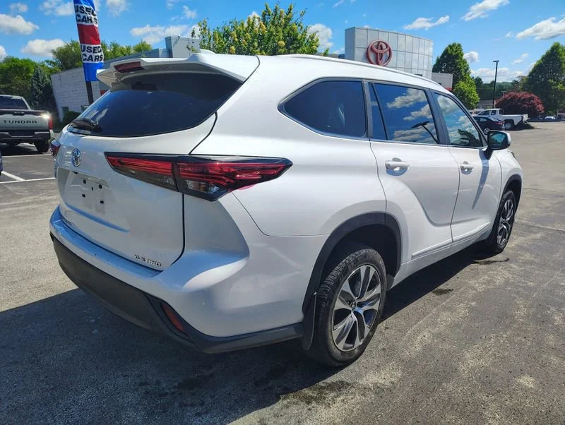 Used 2023 Off-white Toyota XLE image 4