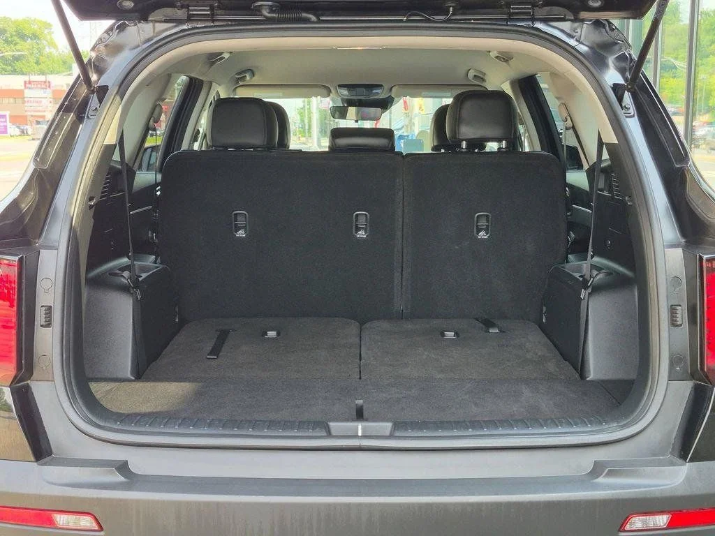 Used 2023 Black Kia X-Line S image 8