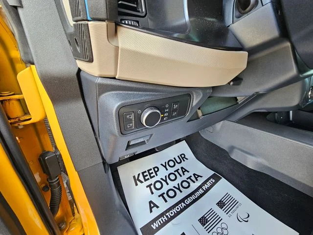 Used 2022 Orange Metallic Ford Wildtrak image 10