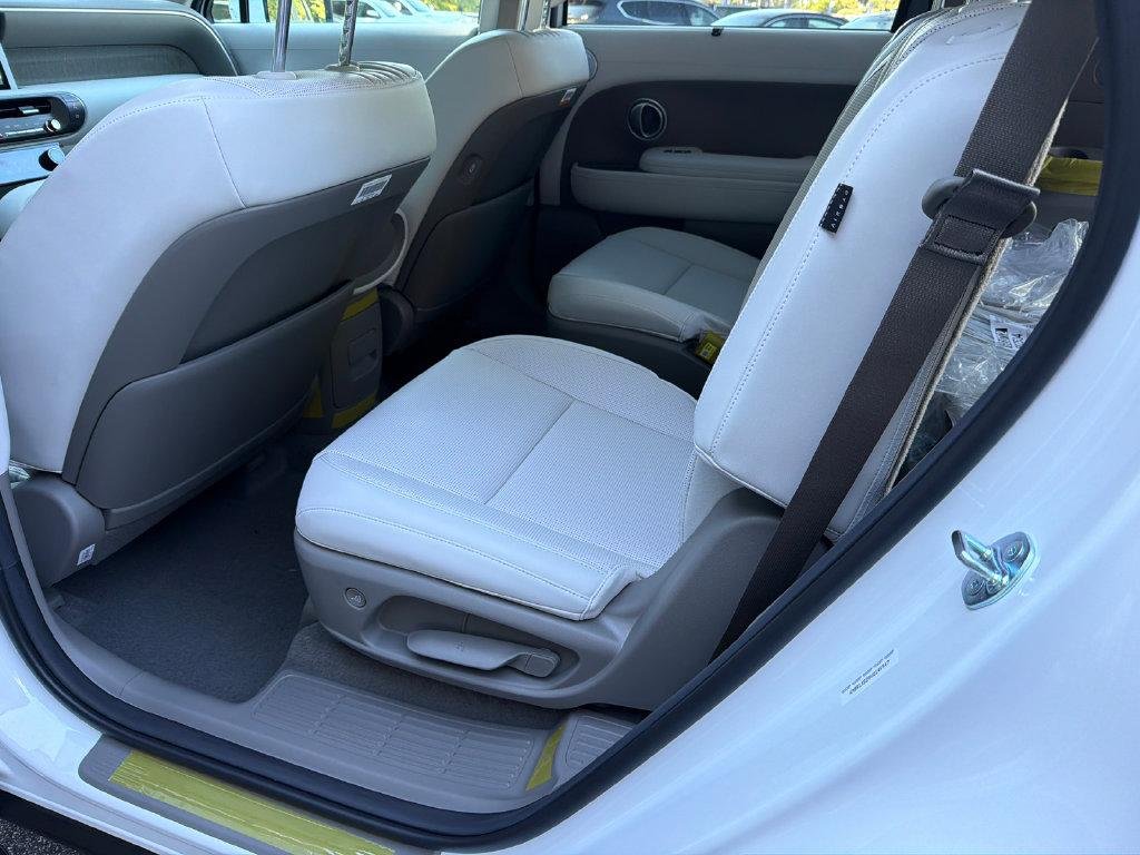 New 2027 White Hyundai SEL FWD image 21