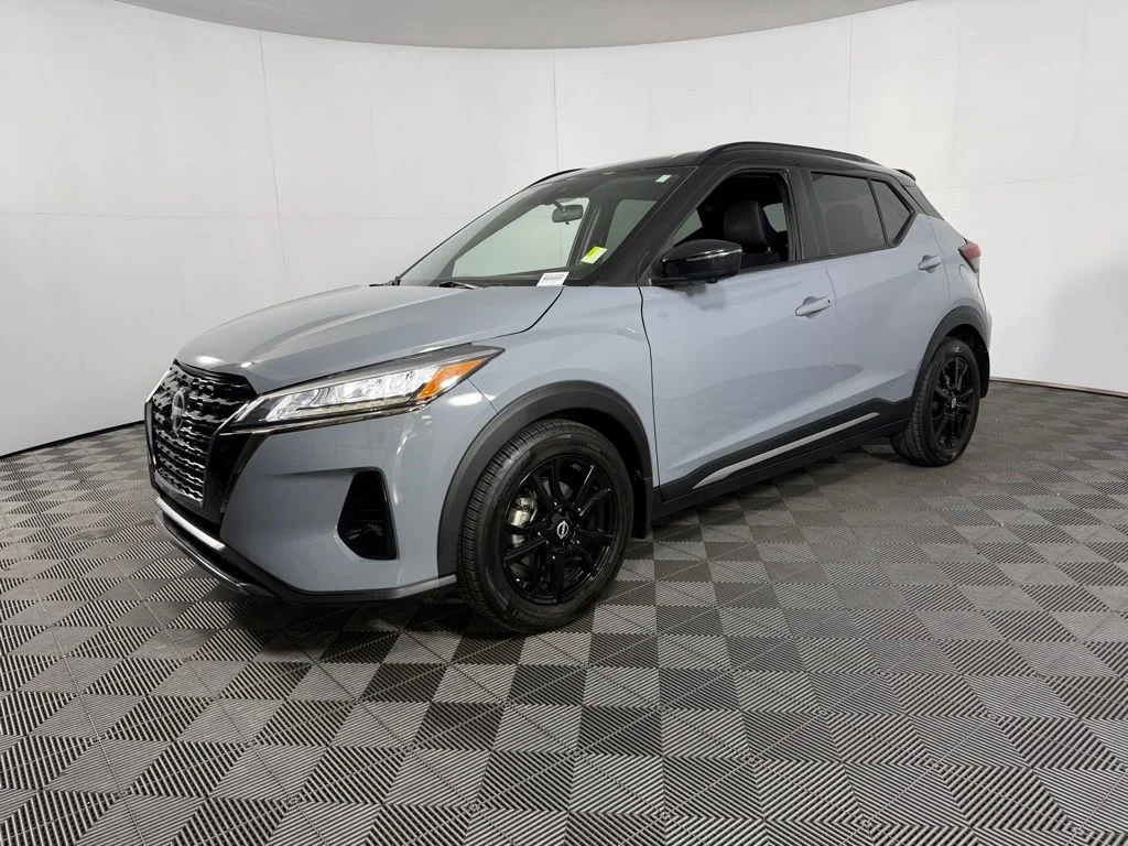 Certified Used 2022 Gray Nissan SR image 4