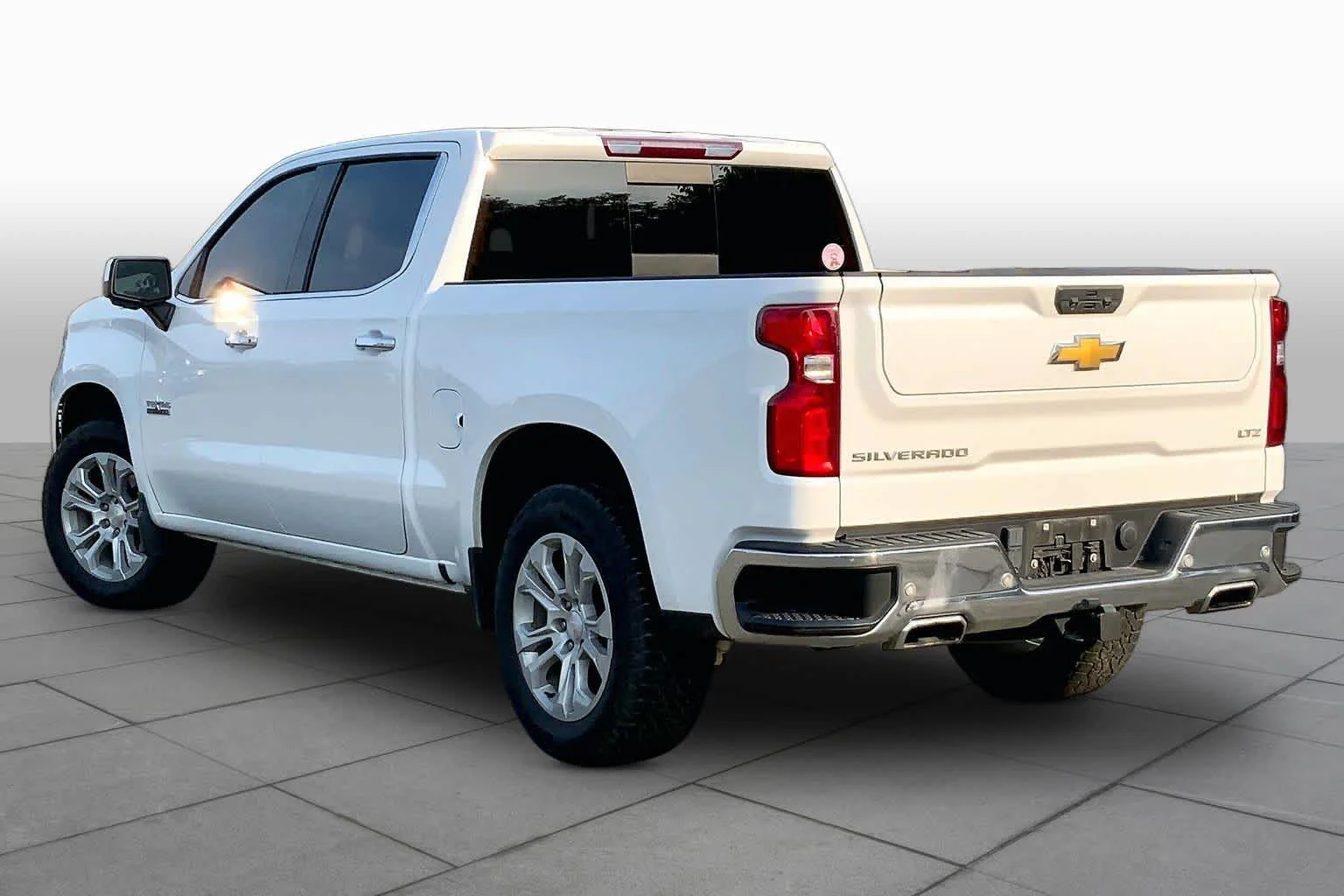Used 2022 Summit White Chevrolet LTZ image 12