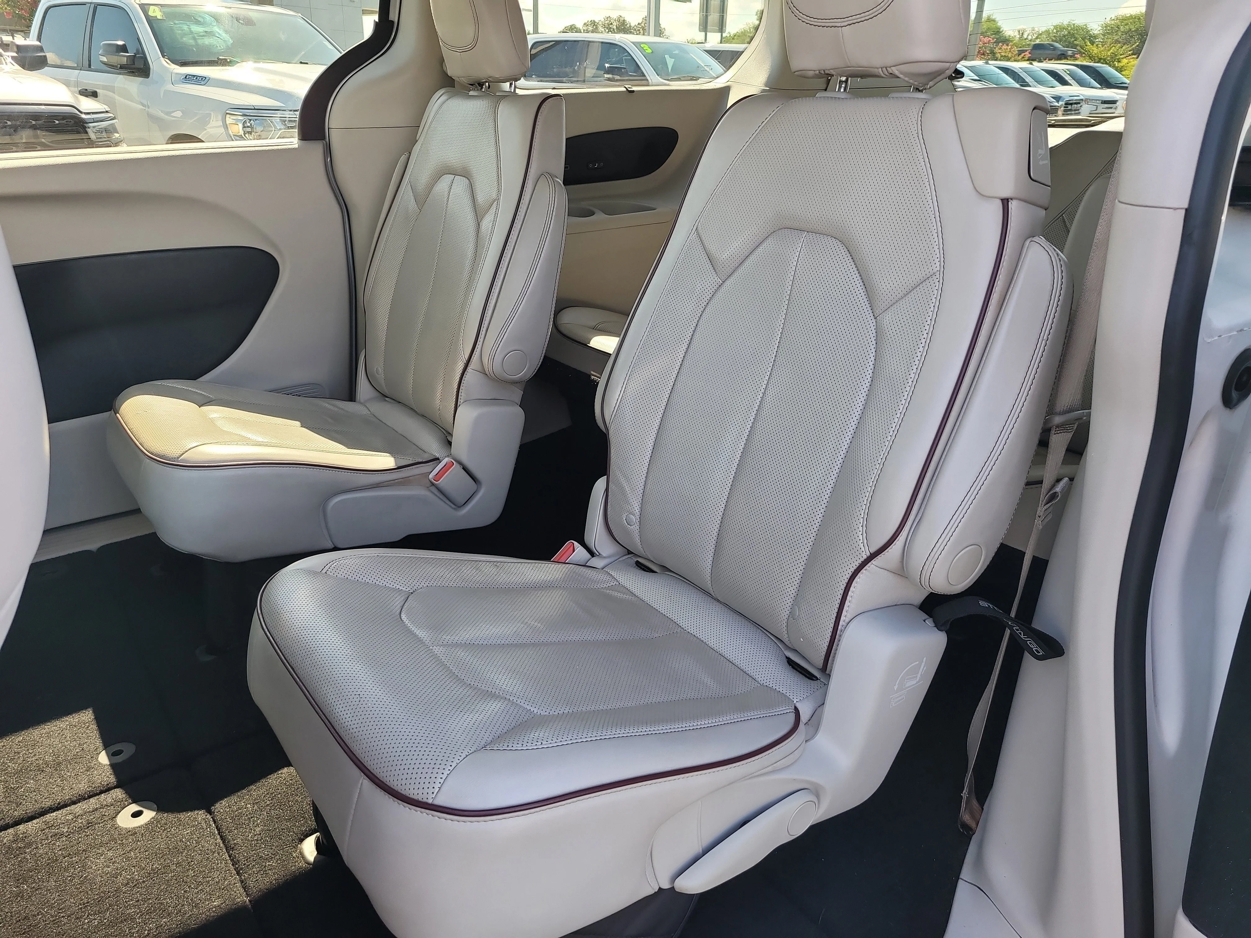 Used 2020 Bright White Clearcoat Chrysler Limited image 10