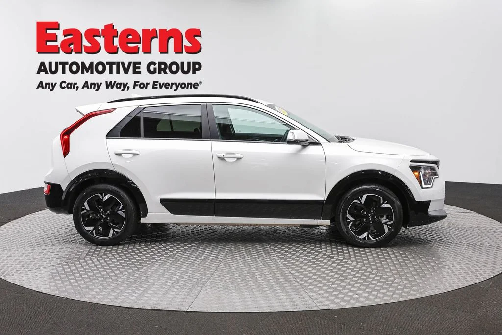 Used 2023 White Kia Wind image 4