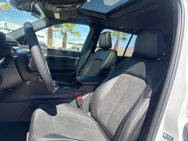 New 2026 Bright White Clear-Coat Exterior Paint Jeep Altitude image 21