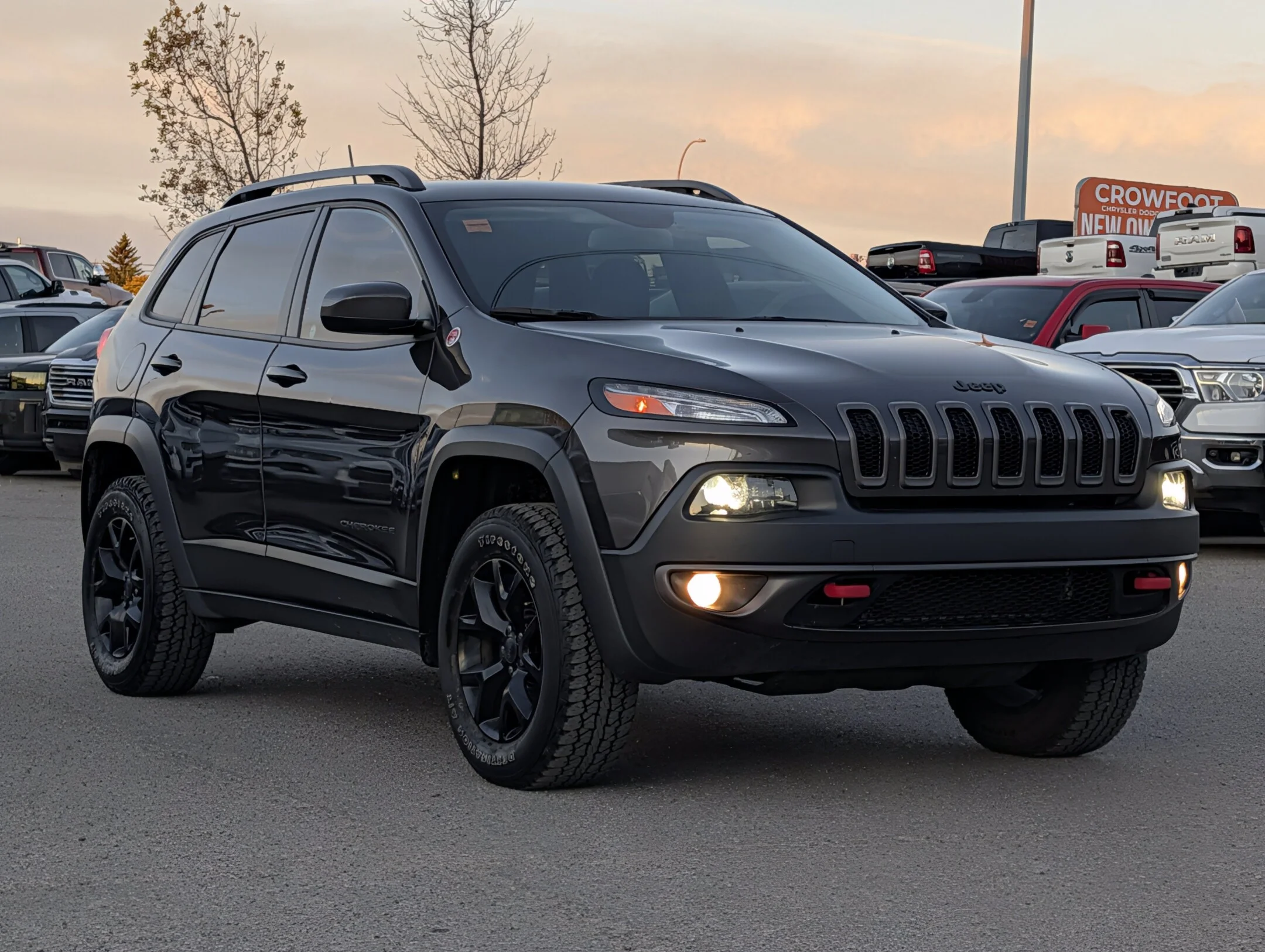 Used 2017 Grey Jeep Trailhawk - Leather - Uconnect 8.4 Touchscree - 4WD 4dr Trailhawk image 2