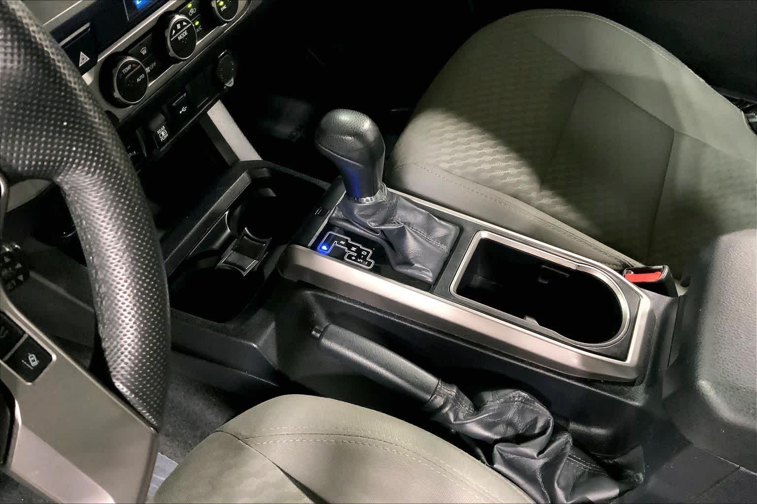 Used 2022 White Toyota SR5 image 17