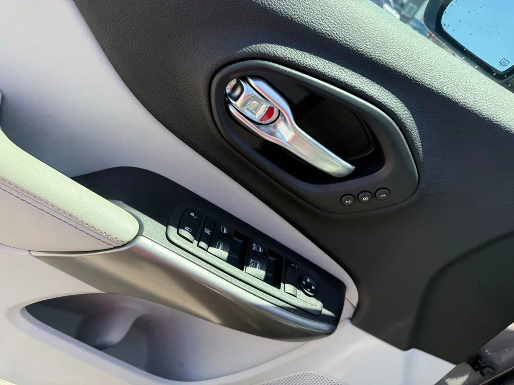 Used 2019 Gray Jeep Limited image 6