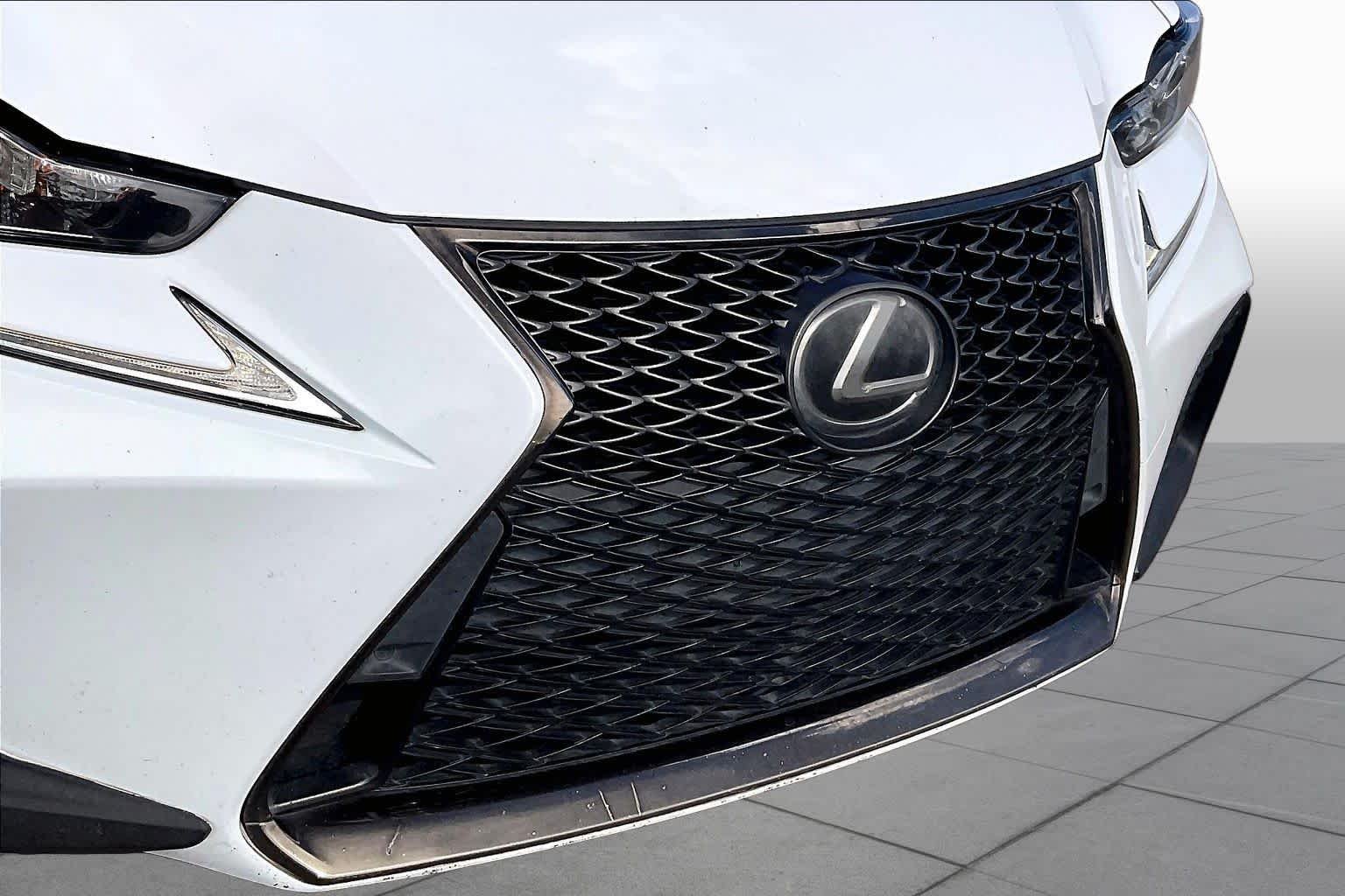 Used 2018 Ultra White Lexus  image 29