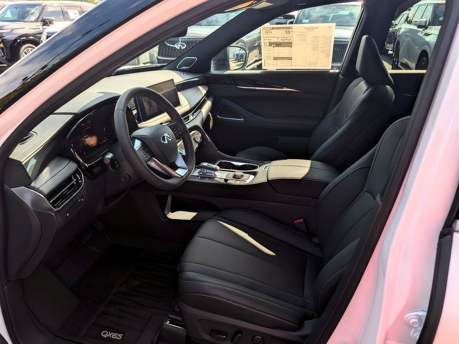 New 2027 2T RAD WHT INFINITI SPORT image 11