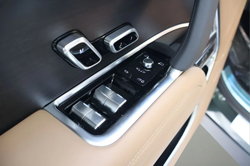 New 2026 Belgravia Green Land Rover SE image 10