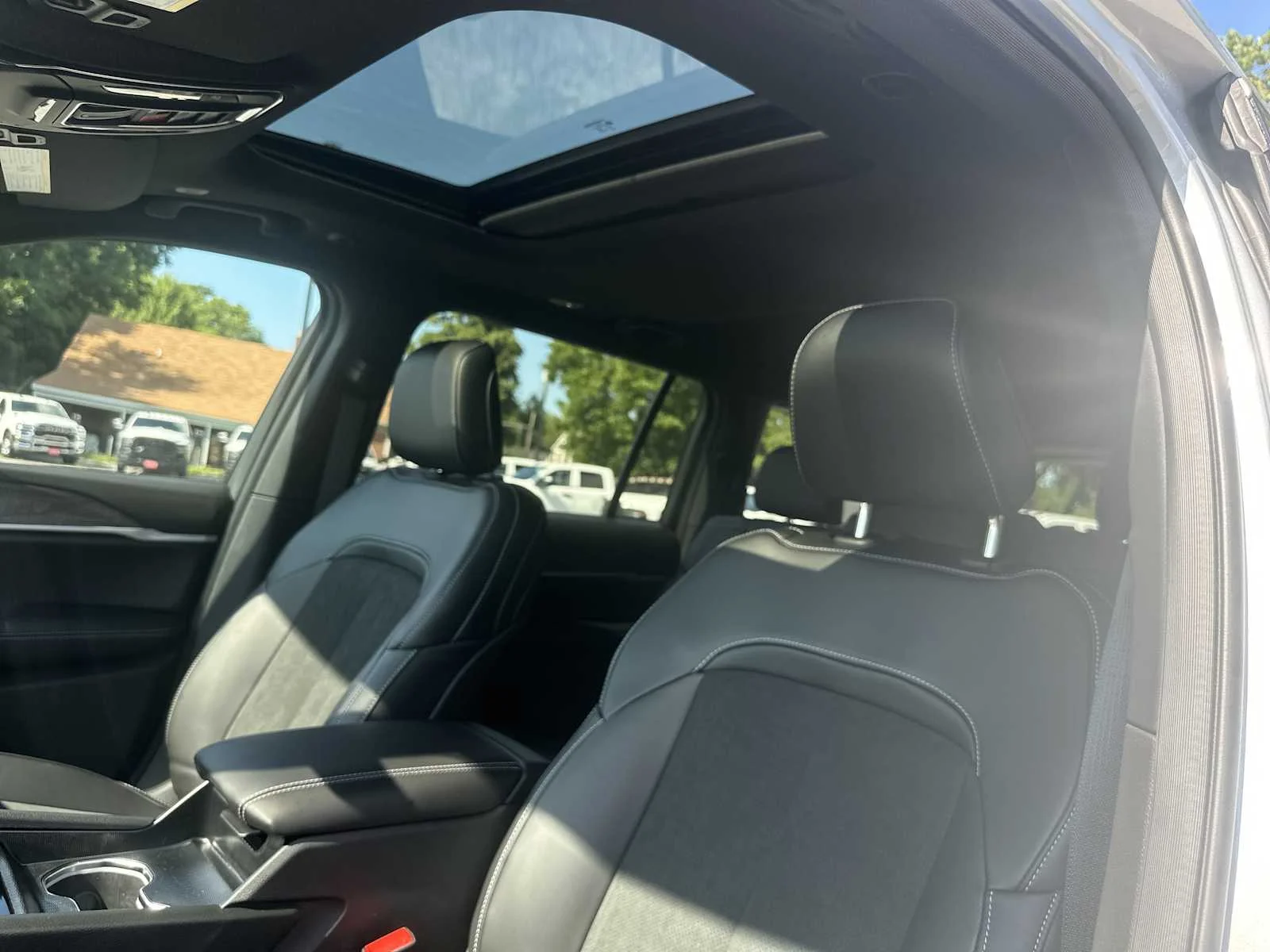 New 2026 Silver Zynith Exterior Paint Jeep Laredo Altitude image 28