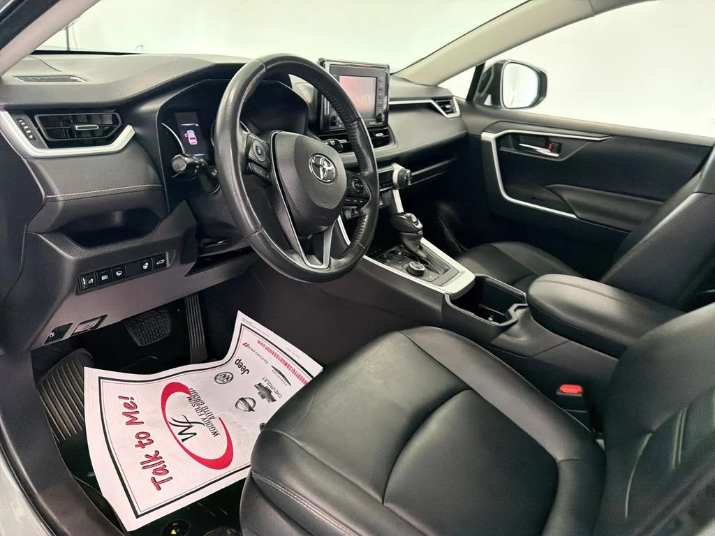 Used 2022  Toyota XLE Premium image 11
