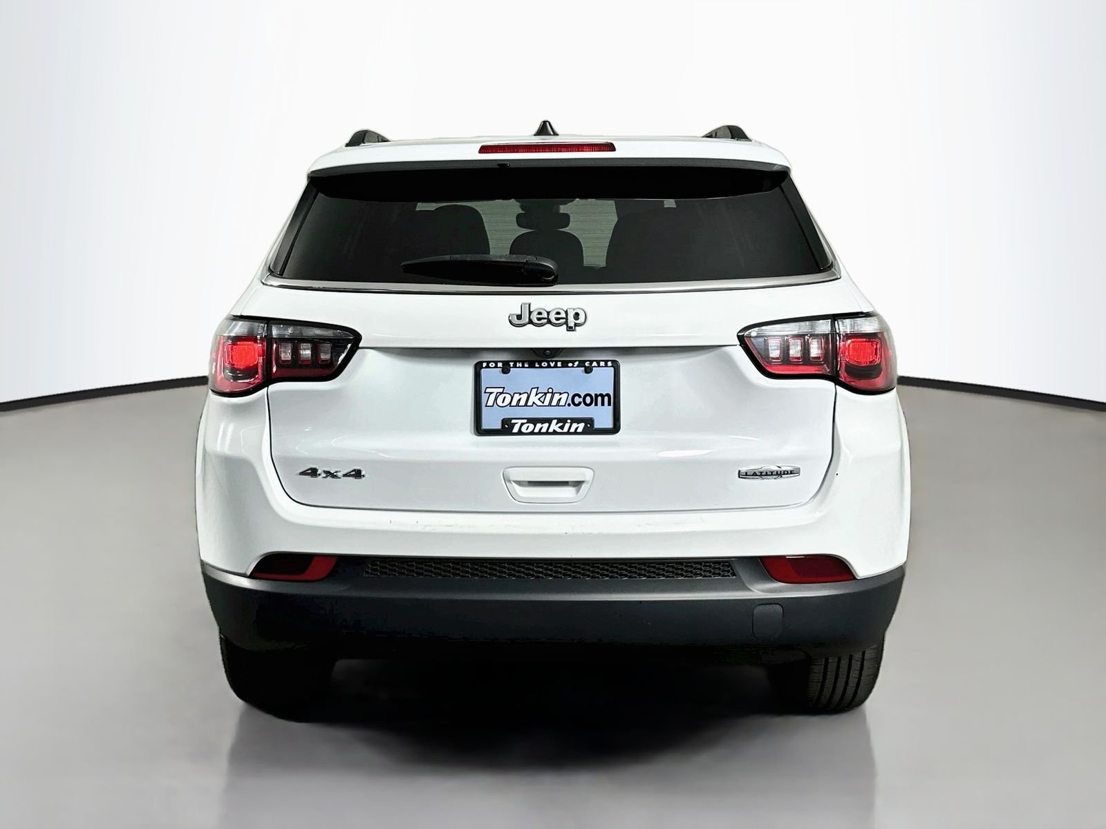 Used 2024 Bright White Clearcoat Jeep Latitude image 7