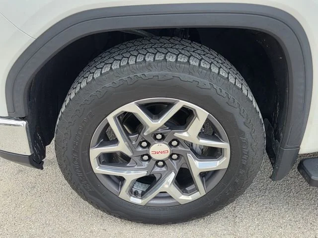 Used 2022 White Frost Tricoat GMC SLT image 3