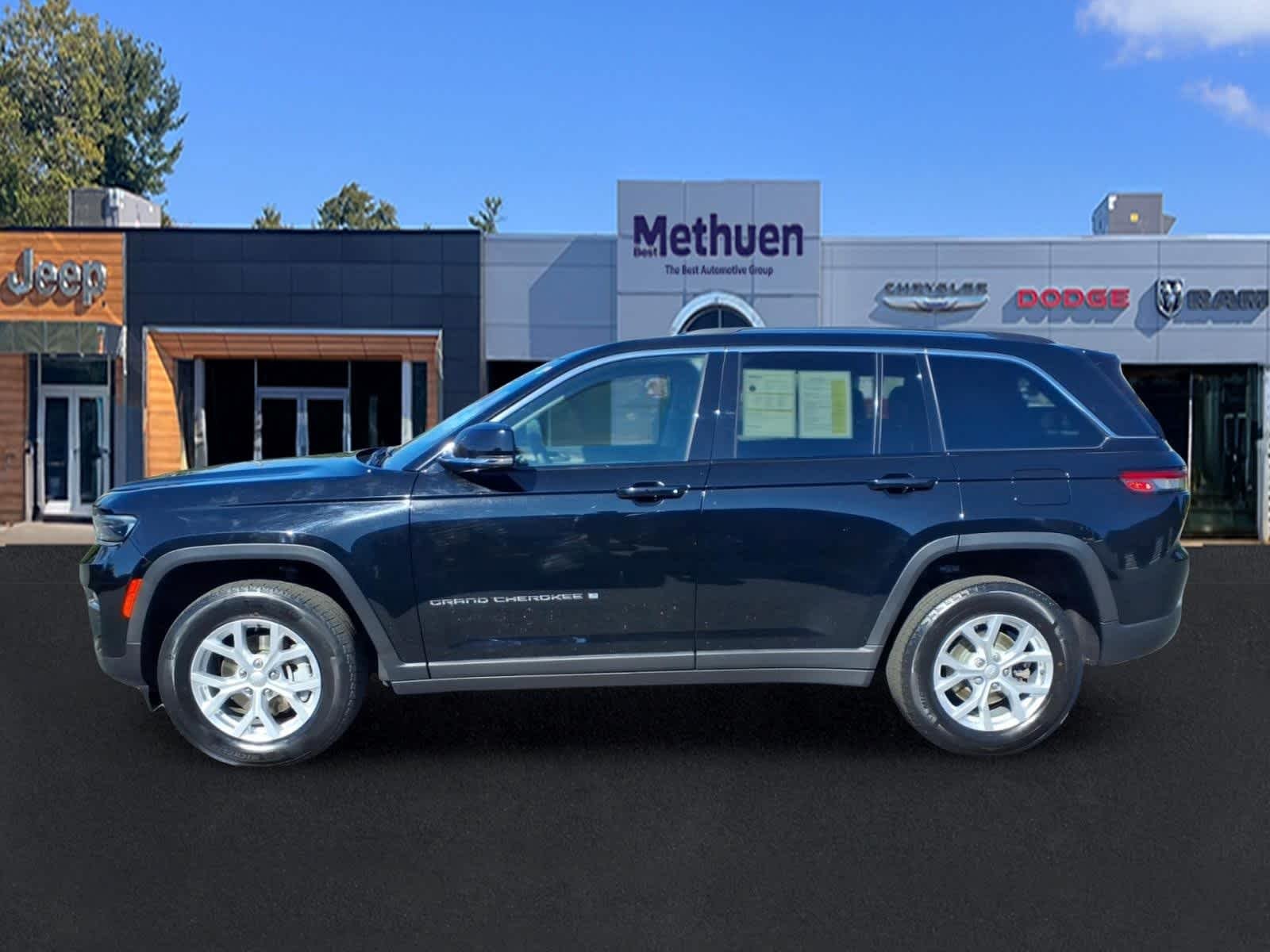 Used 2023 Diamond Black Crystal Pearlcoat Jeep Limited image 6