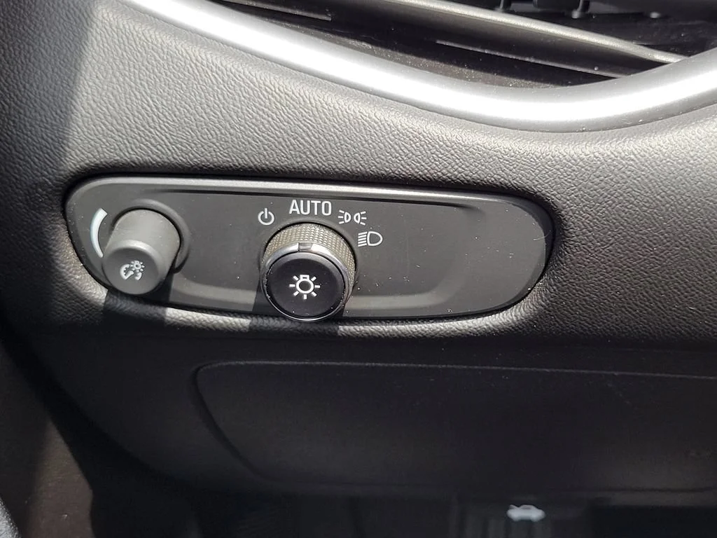 Used 2024 Summit White Chevrolet 1LT image 24