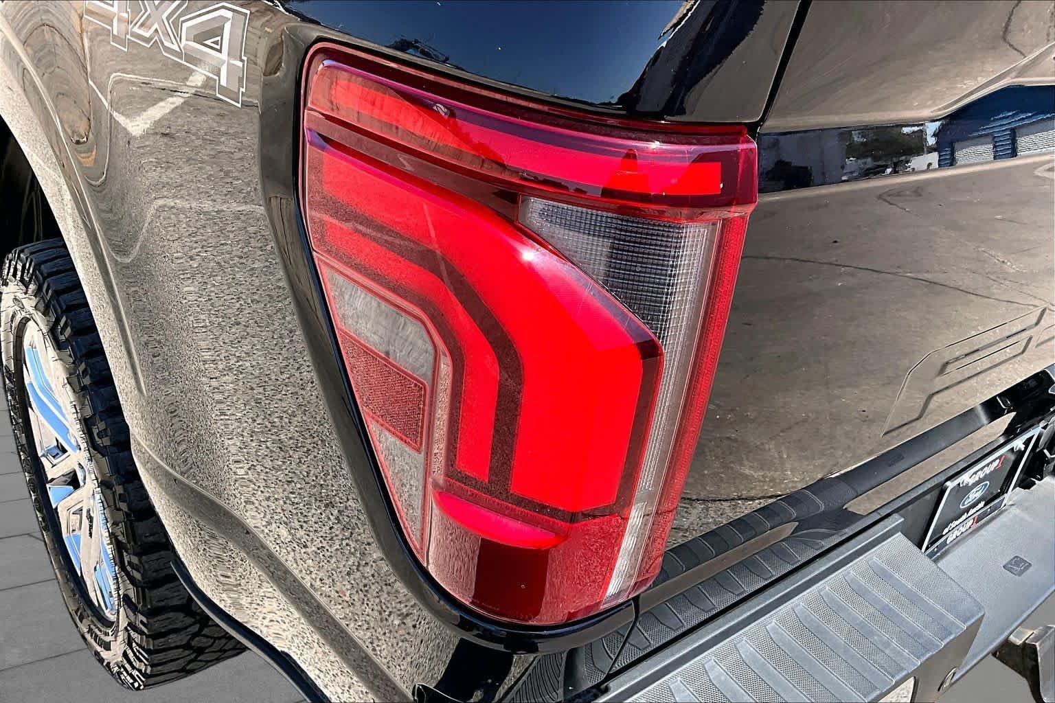 Used 2025 Agate Black Metallic Ford LARIAT image 30