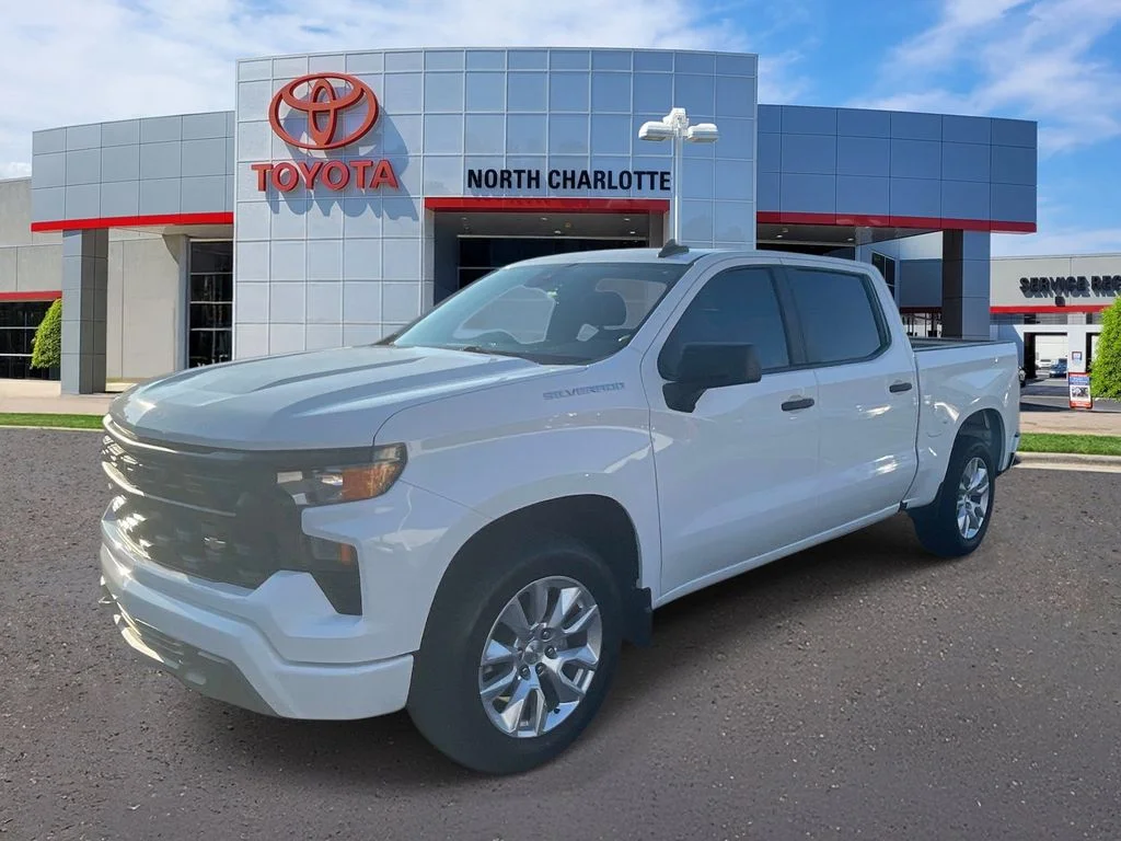 Used 2022 White Chevrolet Custom image 5