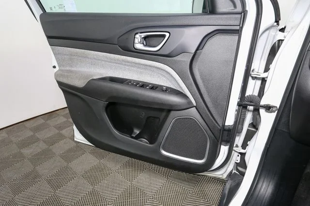 Used 2024 White Jeep Latitude image 34