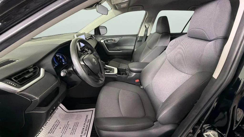 2025 Toyota RAV4 XLE - Photo 17