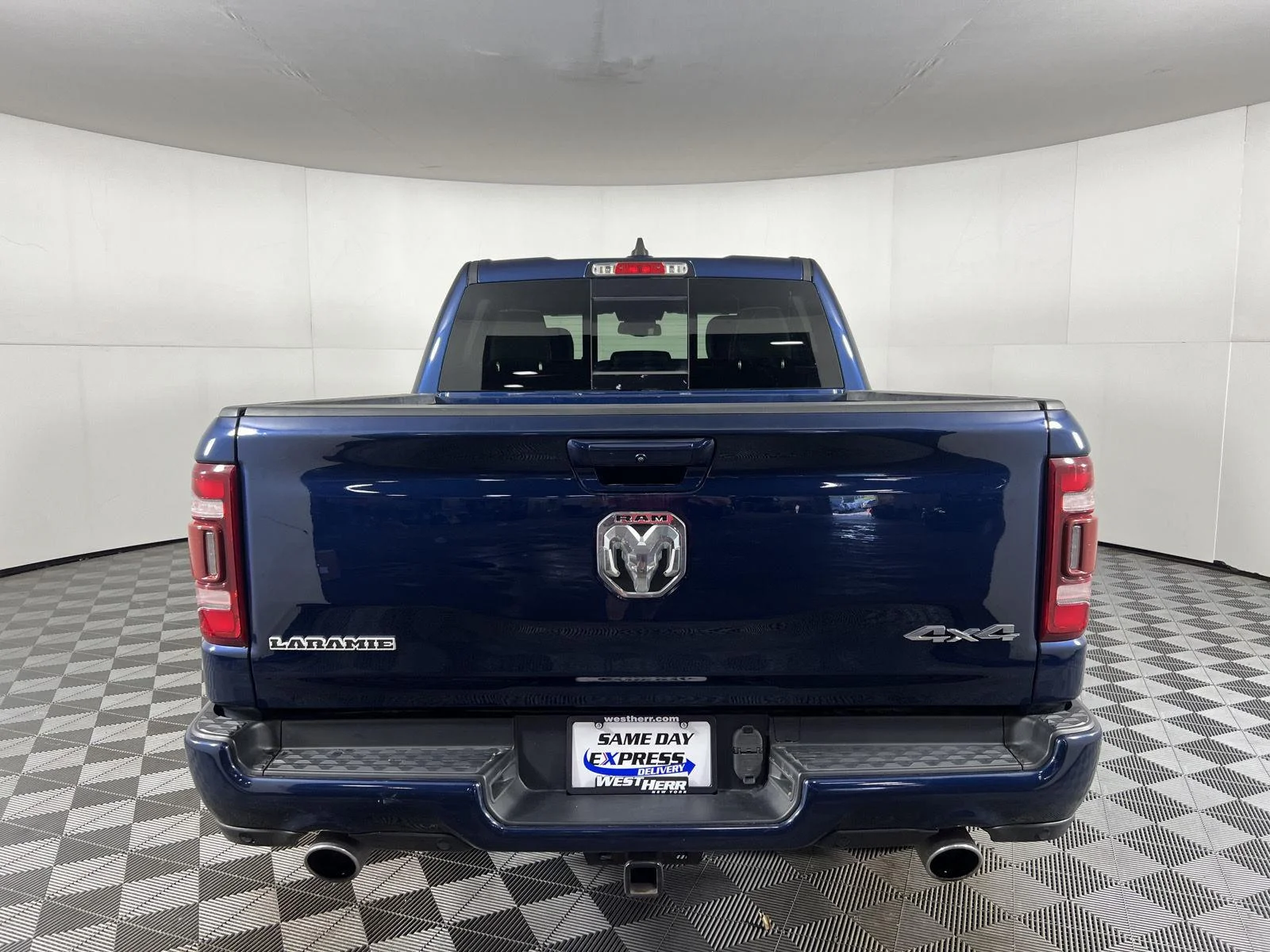 Used 2020 Patriot Blue Pearlcoat Ram Laramie image 7