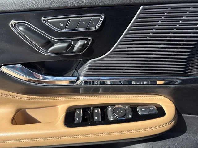 Used 2022 Black Lincoln Grand Touring image 8