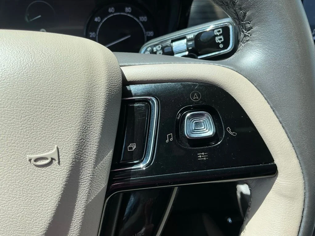 Used 2021 White Lincoln Standard image 38