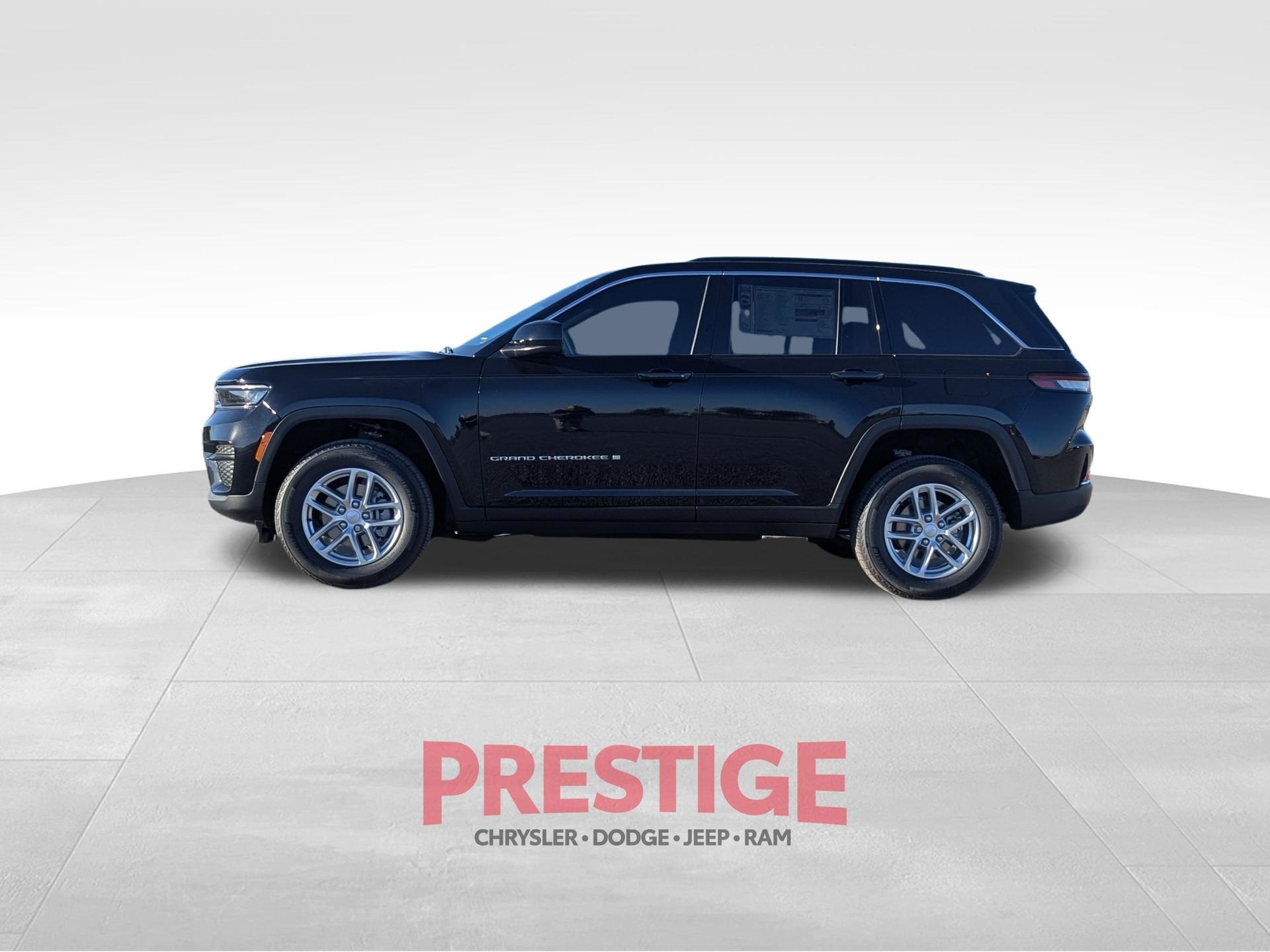 New 2026 Diamond Black Crystal Pearl-Coat Exterior Paint Jeep Laredo X image 10