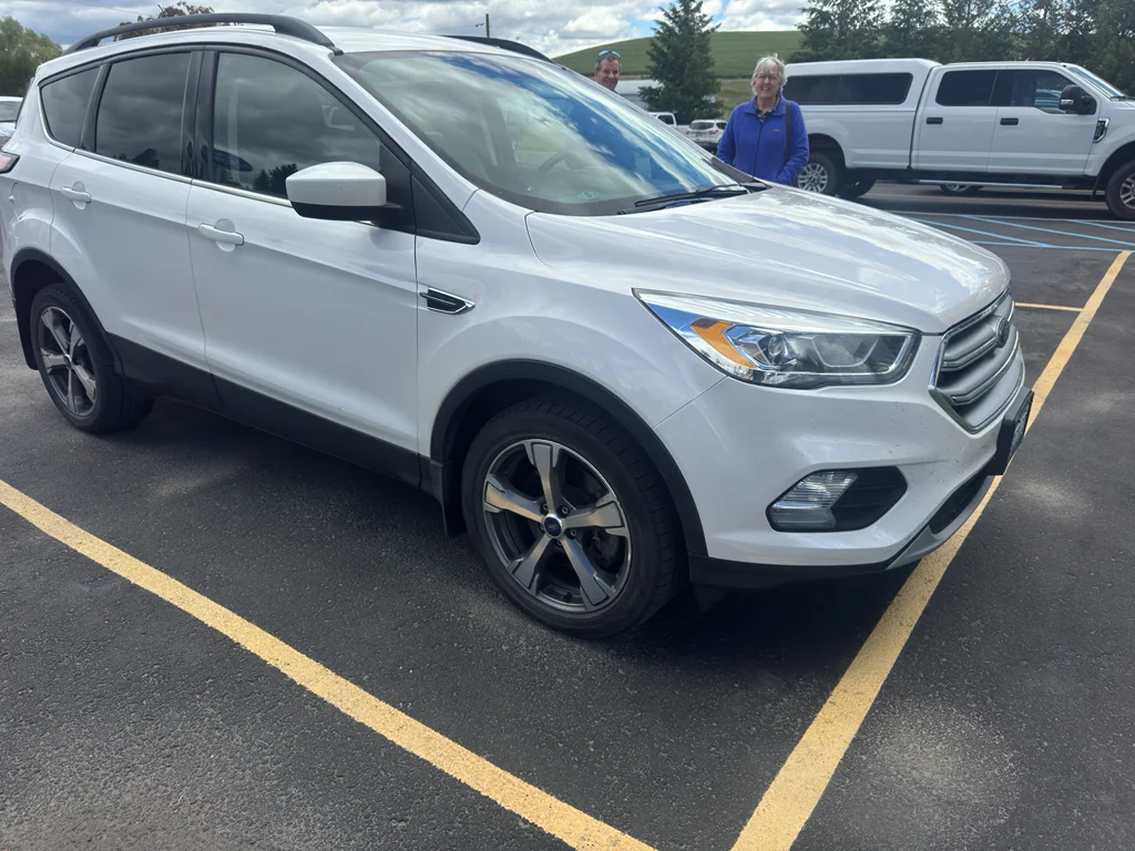 Used 2017 White Platinum Tri-Coat Metallic Ford SE image 3