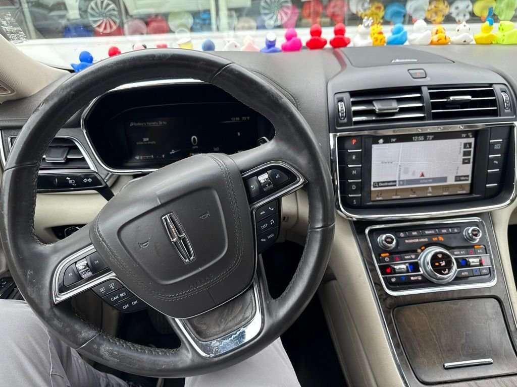 Used 2017 Gold Lincoln Reserve image 8