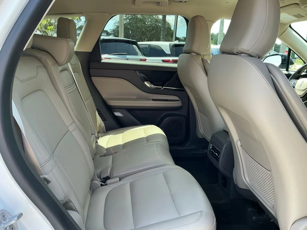 Used 2021 White Lincoln Standard image 22