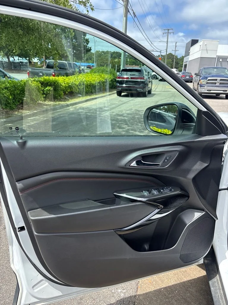 Used 2025 White Chevrolet 2RS image 13