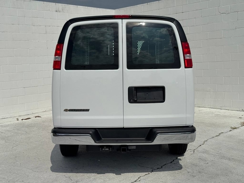 New 2026 Summit White Chevrolet WT image 10