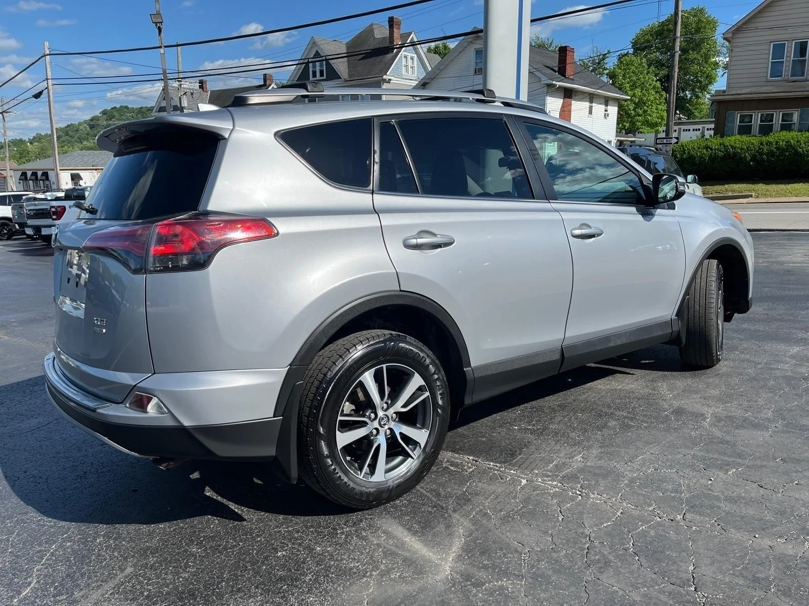 Used 2018 Toyota RAV4 XLE with VIN 2T3RFREV3JW826739 for sale in Waynesburg, PA