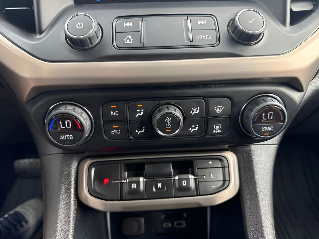 Used 2021 White GMC Denali image 12