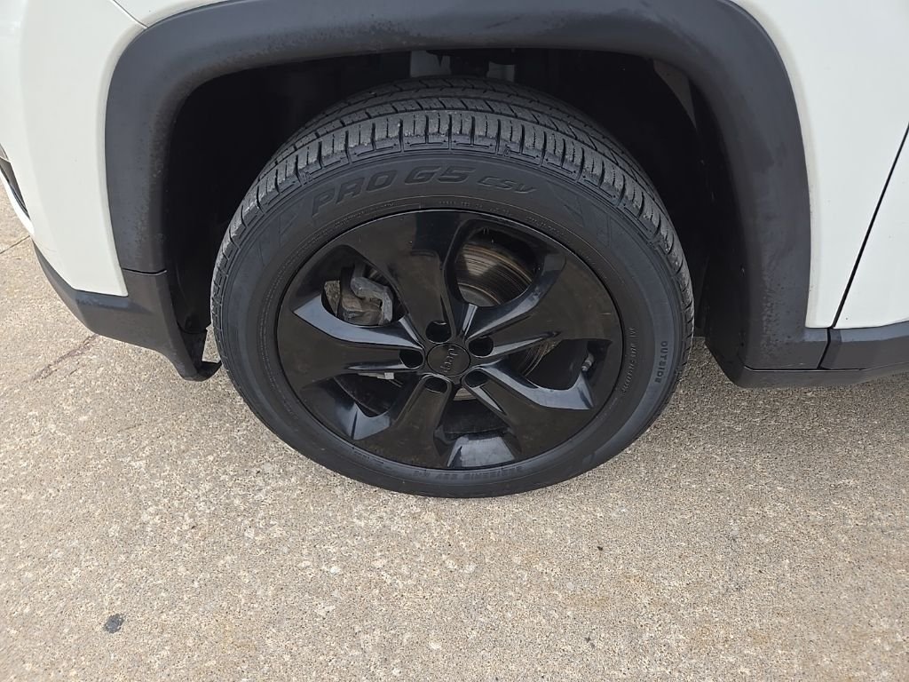 Used 2018 White Jeep Latitude image 23